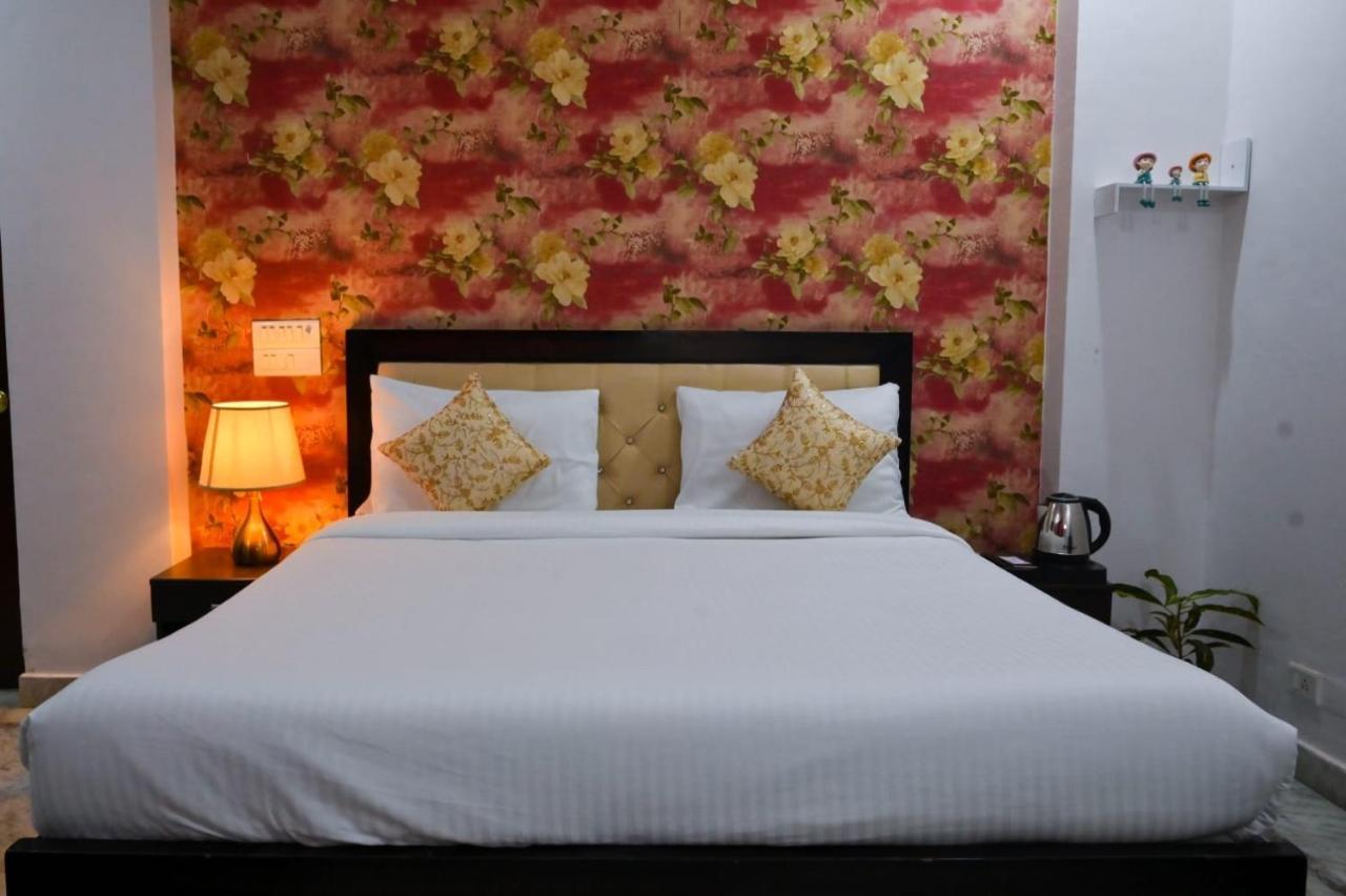 Hotel Wild Rose Нью-Дели Экстерьер фото