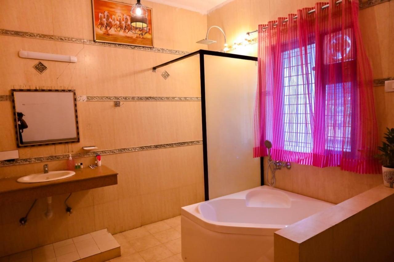 Hotel Wild Rose Нью-Дели Экстерьер фото